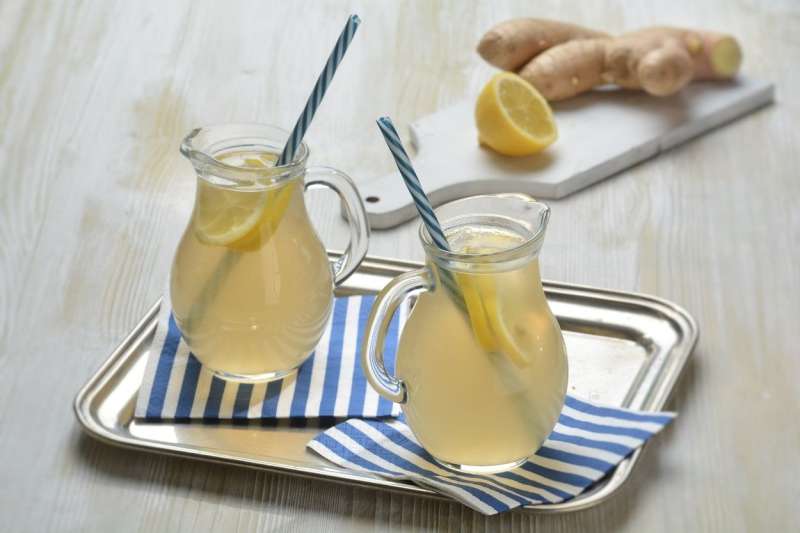 Kozarec limonade na tešče je izredno zdravilen.