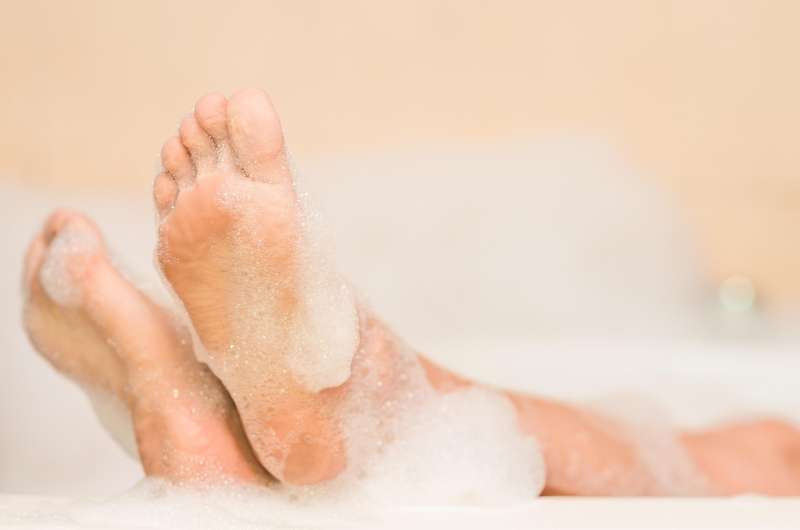 Redno namakajte noge v vroči vodi, ki ste ji dodali nekaj kapljic olja ali oljne kopeli.