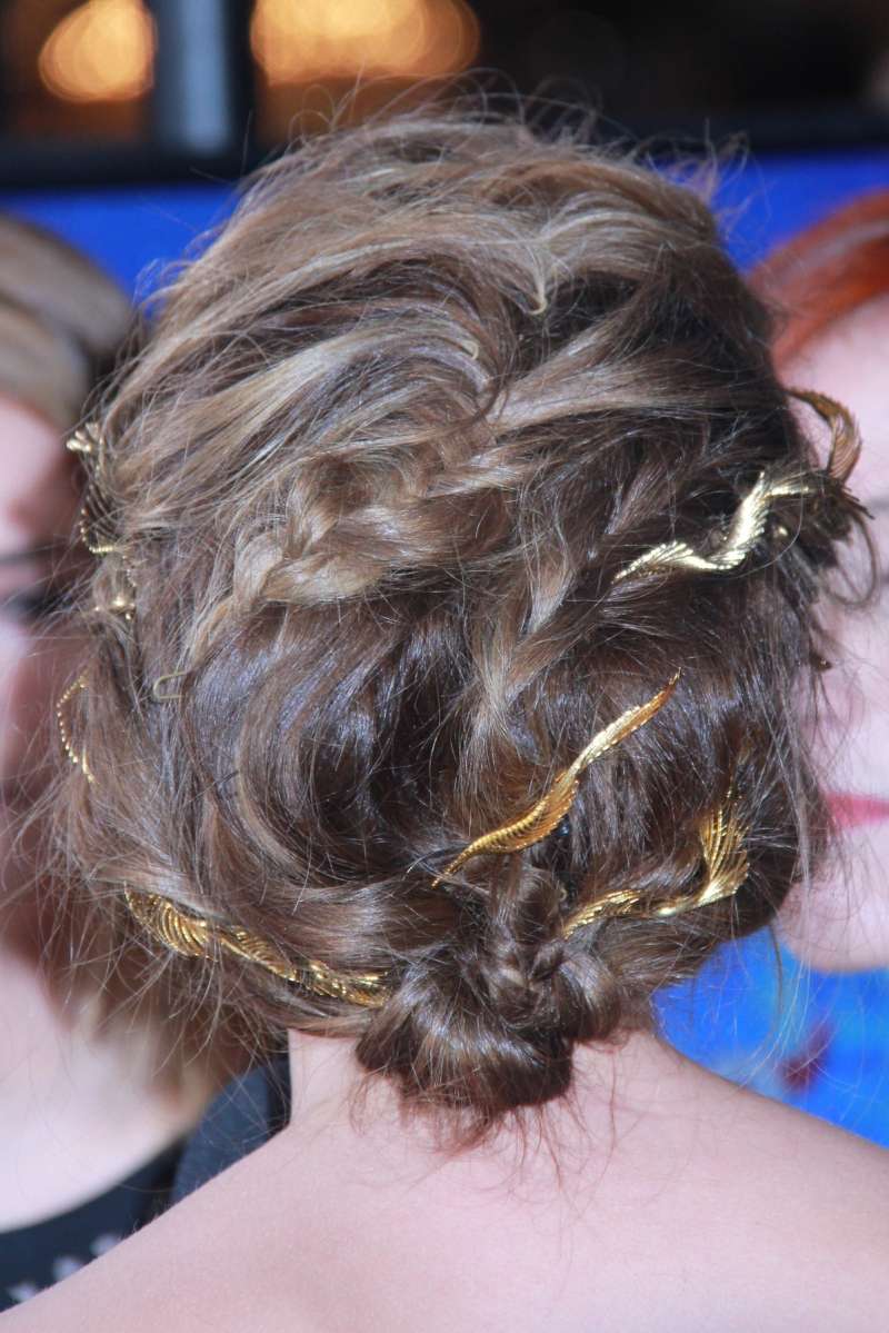 Zlati okraski v laseh v stilu princese.