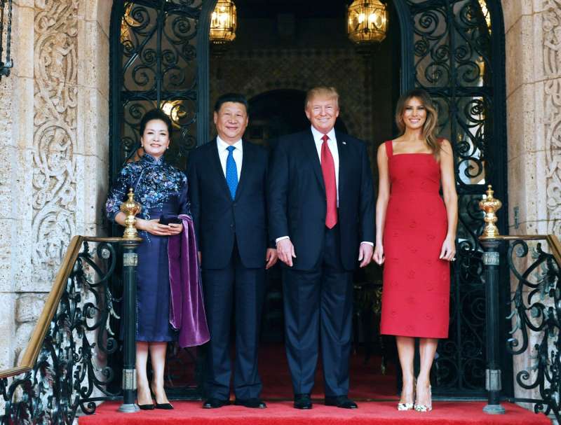 Idejo za rdečo obleko naj bi Melania Trump dobila pri vojvodinji Kate Middleton.