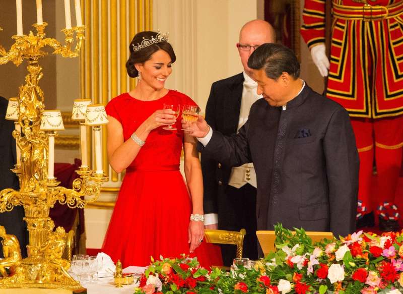 Kate Middleton je za obisk kitajskega predsednika Xi Jinpinga izbrala rdečo obleko.