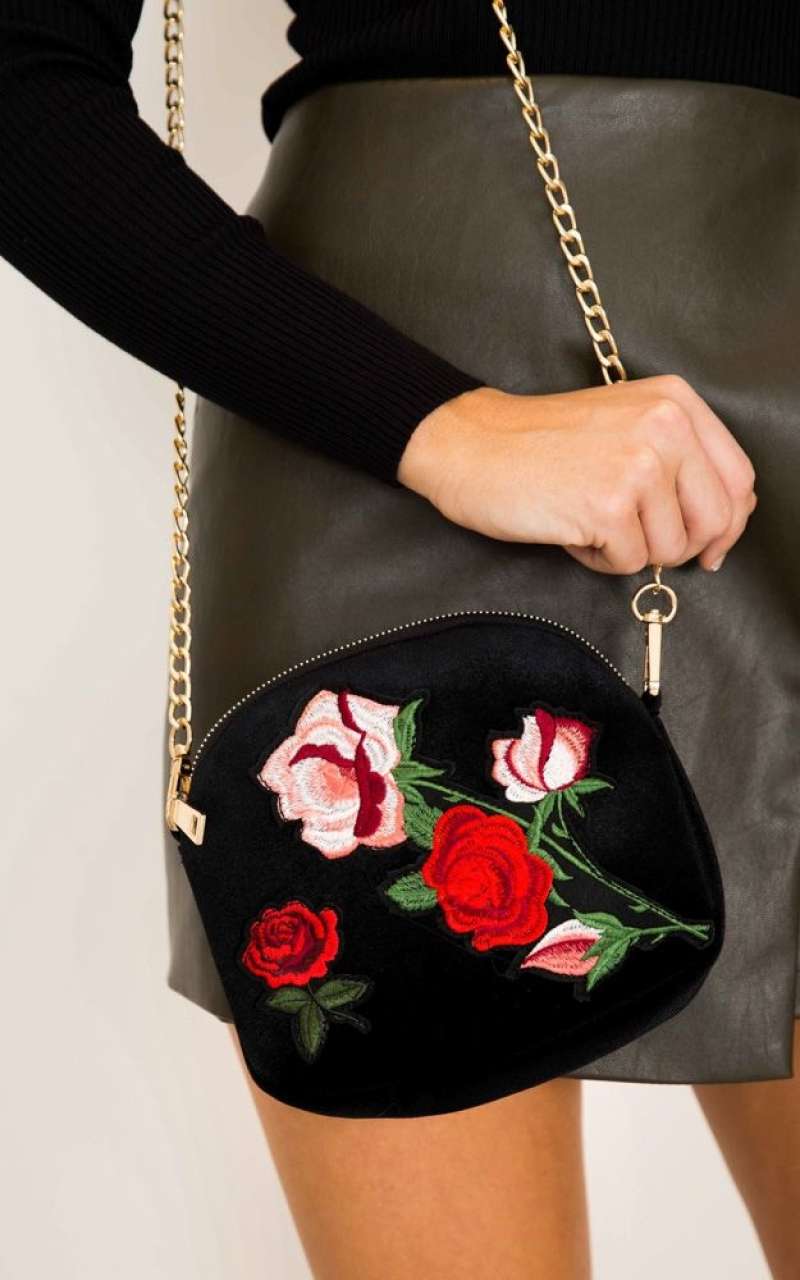 Cvetlični motivi se podajo tudi modnim torbicam.