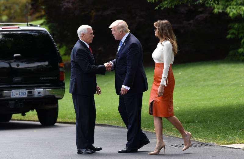 Donald Trump in Melania sta se sprehodila po travniku Bele hiše.