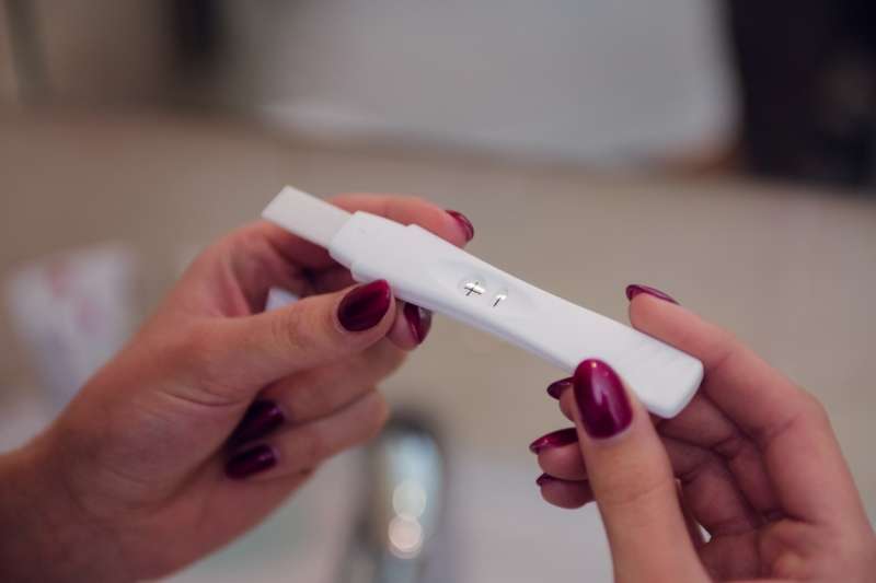 Nosečniški test bo odčital pravi rezultat, ko vam bo narasla koncentracija nosečniškega hormona.