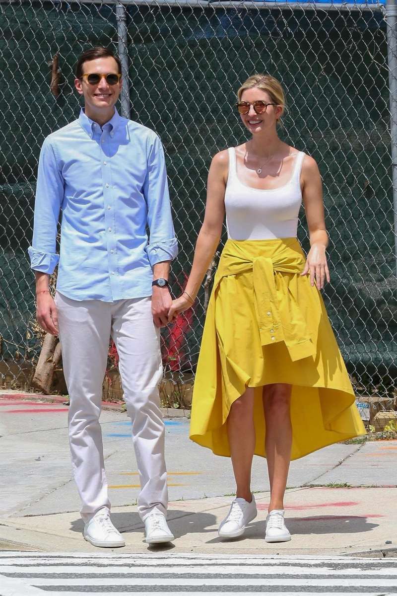Na sproščenem sprehodu z možem je blestela v belo rumeni modni kombinaciji.