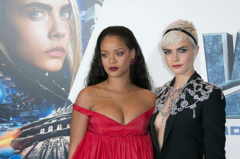 Rihanna in Cara na premieri v Londonu.