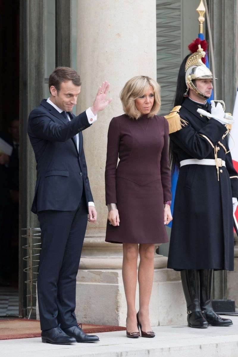 Brigitte Macron je pokazala svoje vitke noge.