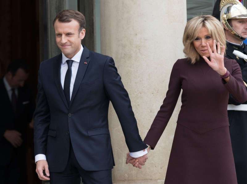 Kljub letom je Brigitte Macron videti čudovito.
