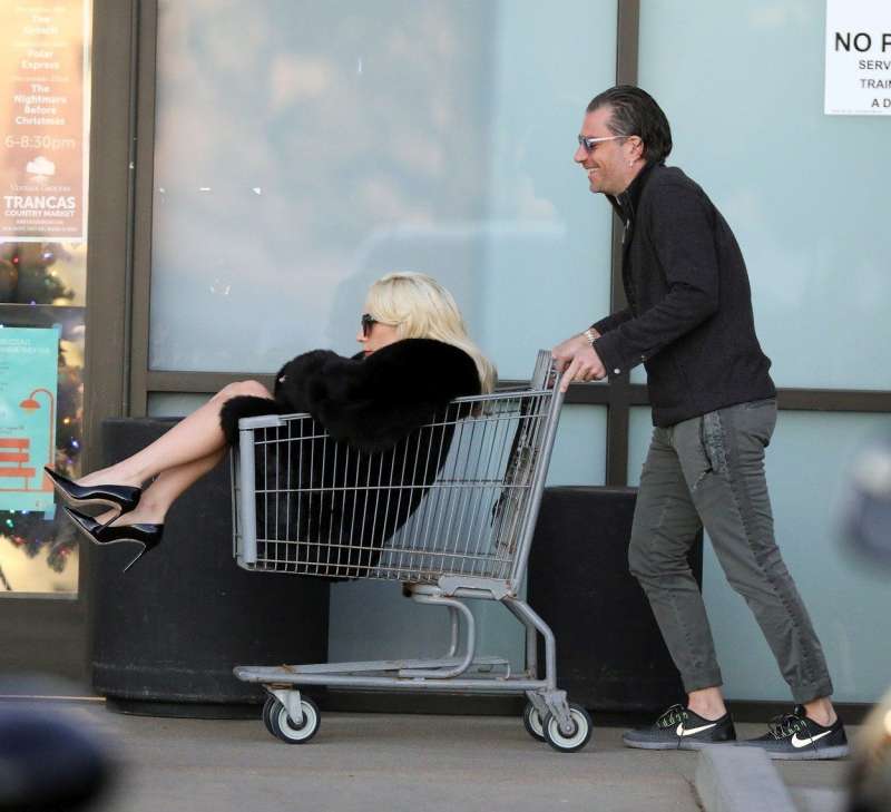 Lady Gaga v nakupovalnem vozičku.