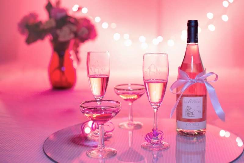 Imate radi rožnato peneče vino? Kaj pa gin? Potem vam bo zagotovo všeč mešanica okusov ...