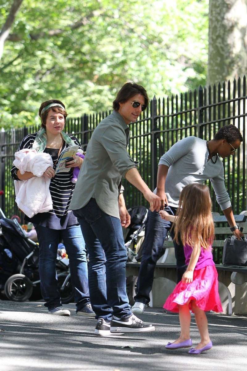Tom Cruise leta 2011, ko se je z Isabello, Connorjem in Suri odpravil v park.