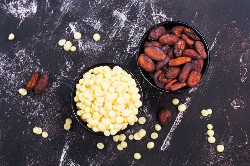 Kakavovo maslo vsebuje veliko vitamina E in K, koži koristne maščobne kisline in izjemne količine antioksidantov, ki  nevtralizirajo škodljive vplive prostih radikalov, nastalih med sončenjem.