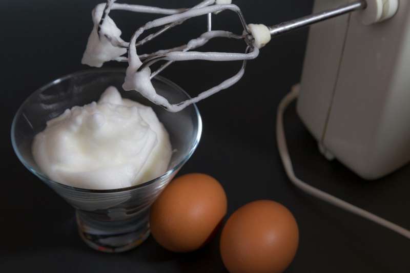 Jajčni beljak napne kožo.