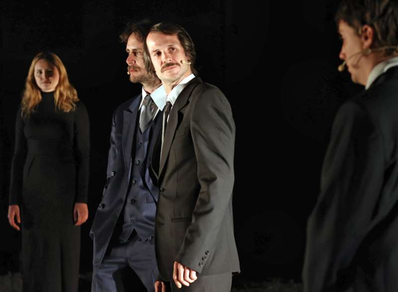Starejšega Kocbeka igra  Peter Harl (v sredini fotografije), ob njem novogoriški kolega Matija Rupel.