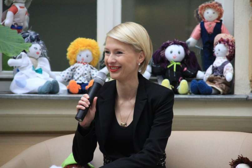 Maja ferme je izdelala več Punčk iz cunj za odmevne dražbe