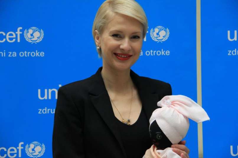 Maja Ferme s Punčko iz cunj