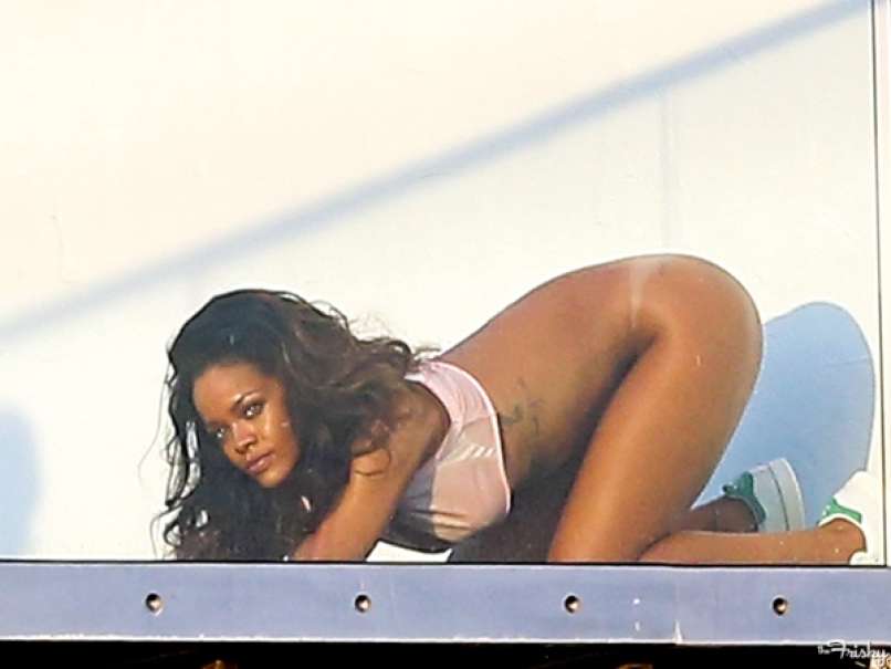 rihanna-butt-pantsless-600x450