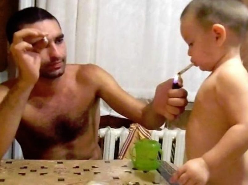Oče sin cigareta kajenje