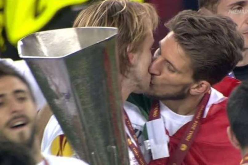 Rakitić in Carrico poljub