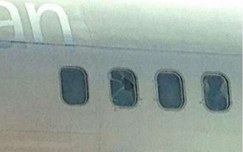 počeno okno na letalu boeing 737