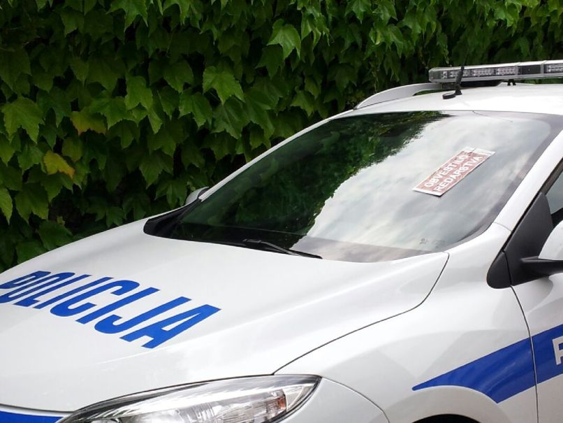 Policija, redarji, listek, parkiranje