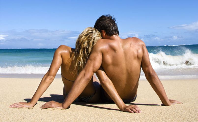 plaža par kopanje počitnice poletje