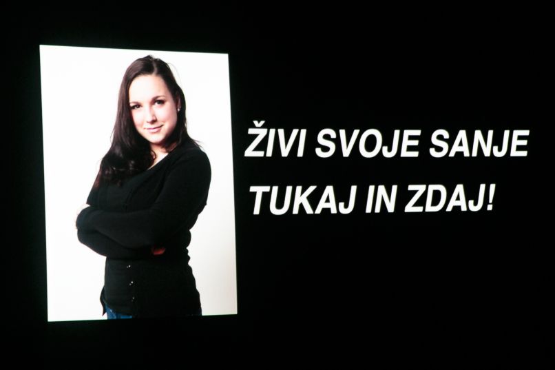 Spomin na Laro Safran, ki je v filmu Vloga za Emo odigrala glavno vlogo