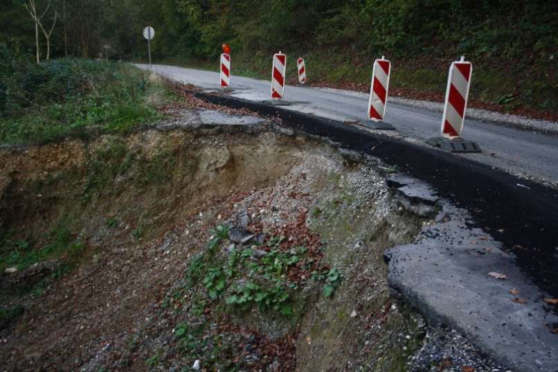 cesta, poškodovana