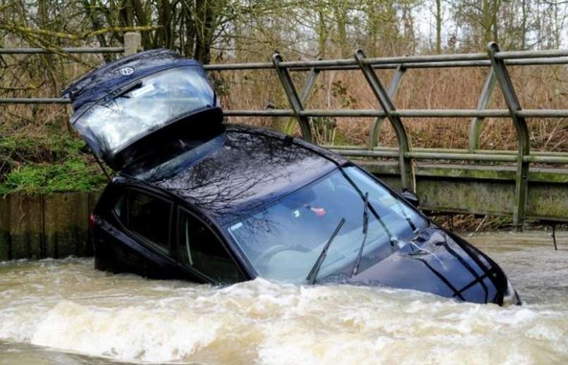 avto potok poplave reševanje