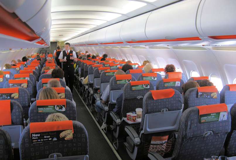 easyjet letalo stevard