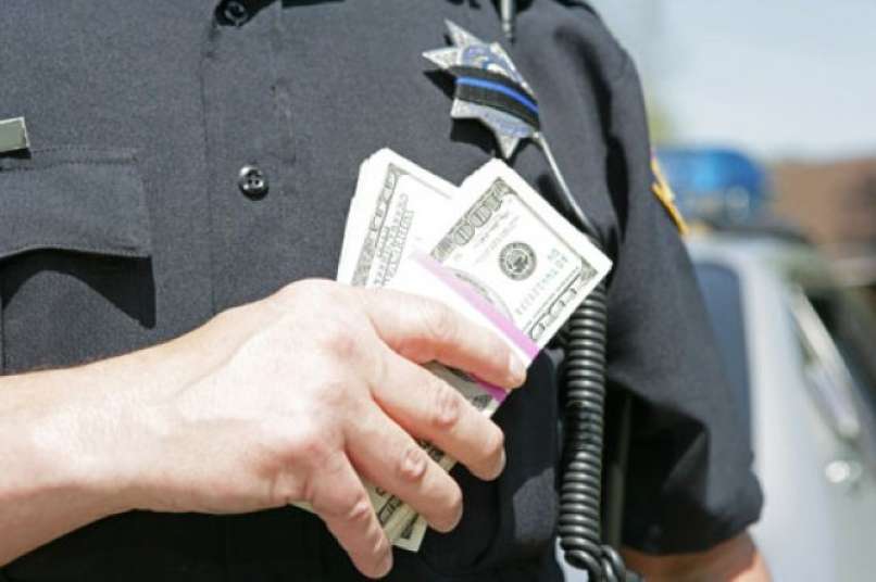 policist denar podkupnina