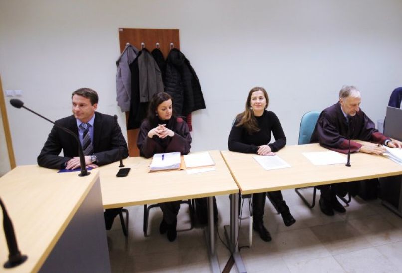 Obdolžena nekdanji direktor Sove Sebastjan Selan (skrajno levo) in novinarka Anuška Delič (druga z d