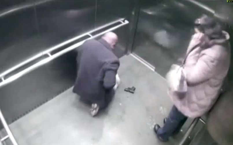 policist kamera dvigalo ustrelil