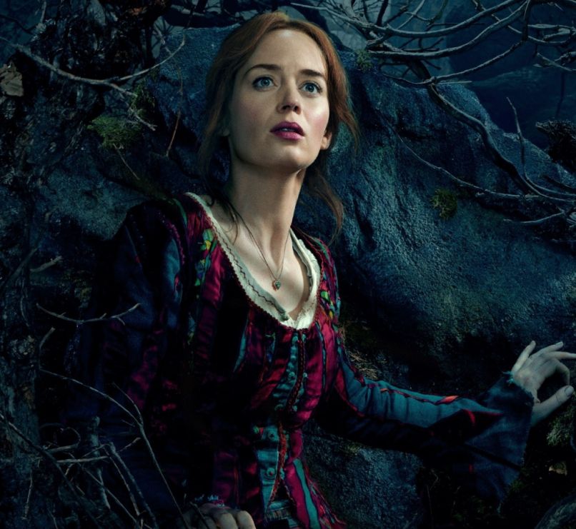 Zgodbe iz hoste_Emily Blunt kot pekova zena_1200x1200