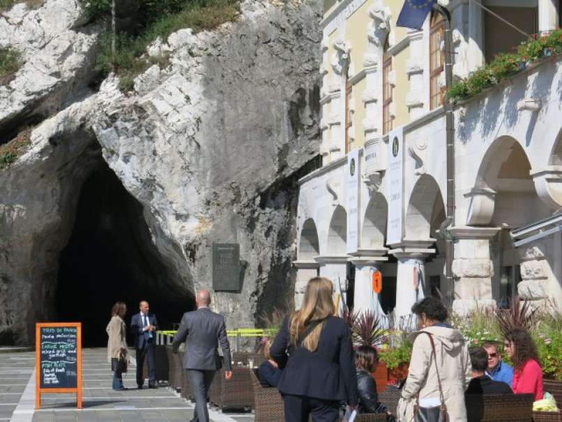 Postonjska jama