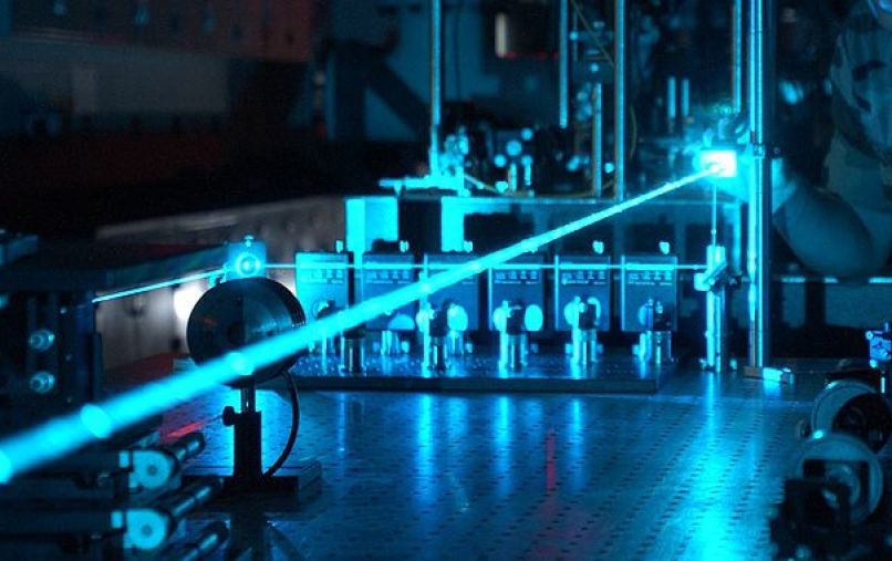 laser eksperiment svetloba