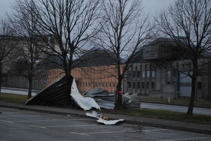 ajdovscina burja streha veter skoda