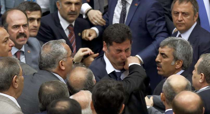 pretep turčija parlament poslanci tony