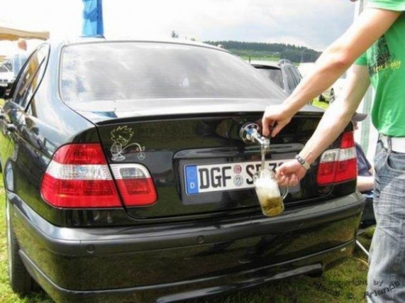 V prtljažniku ima sodček piva