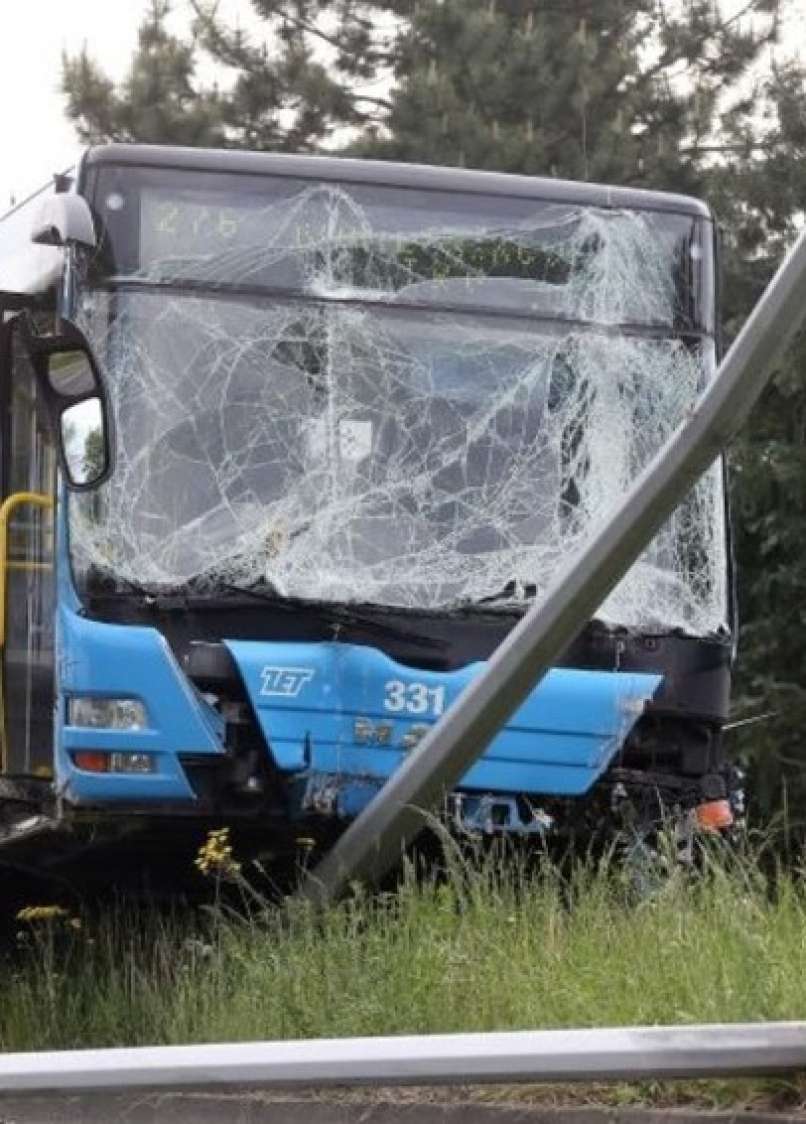 V nesreči poškodovanih 39 ljudi-5