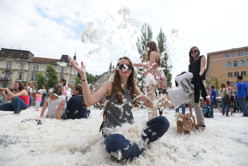 pillow fight1