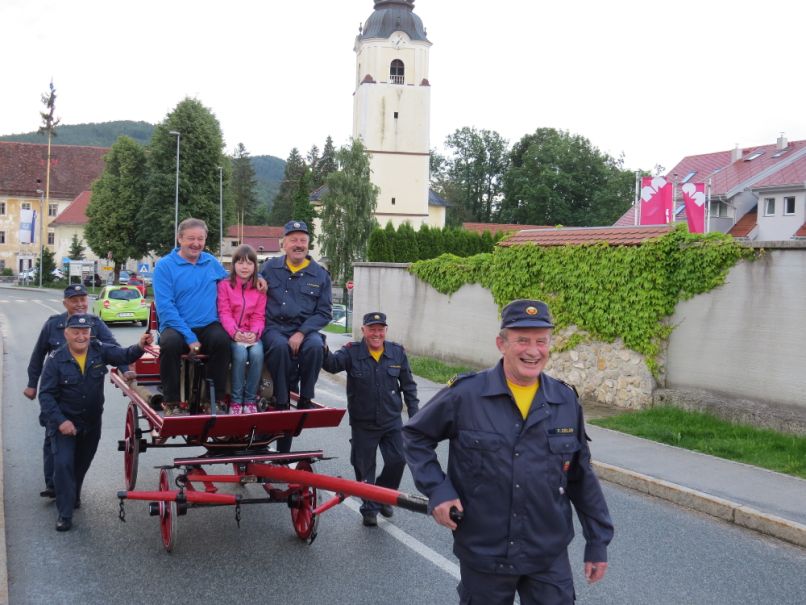 Veterani so na obnovljenem vozu do gasilnega doma peljali preddvorskega župana
