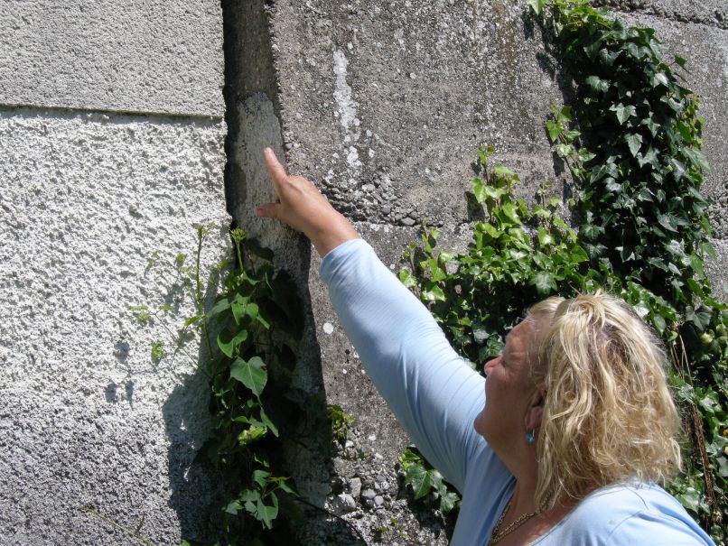 Majerjeva kaže na špranje