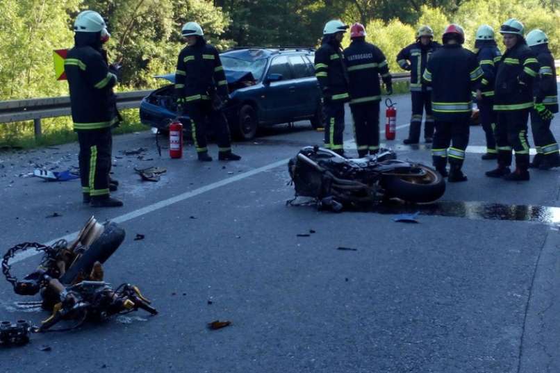 V prometni nesreči se je hudo poškodoval motorist