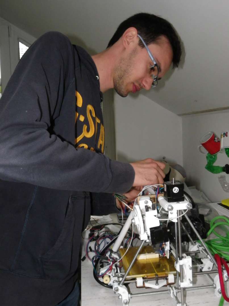1 - Jan Ravbar ob prvem 3D tiskalniku