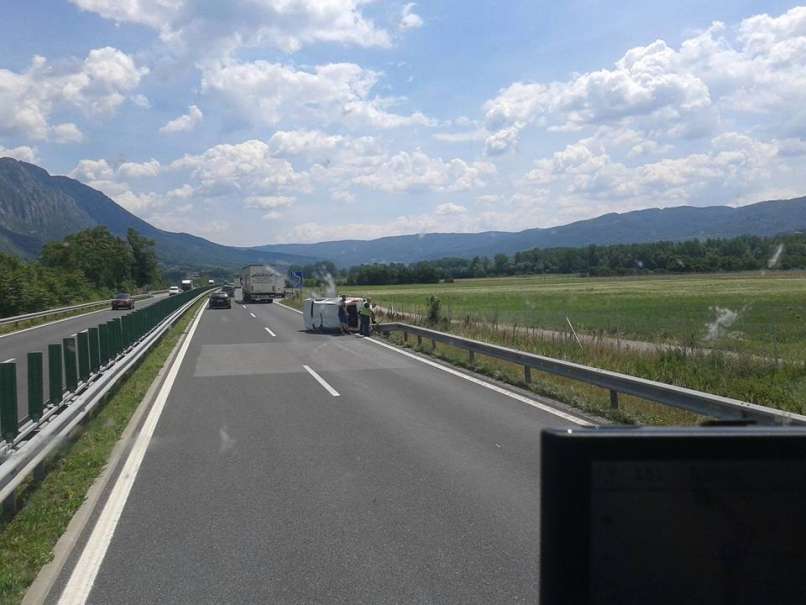 Nesreča, prevrnjen bel avtomobil, Vipava