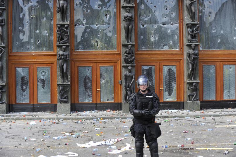 Parlament po protestih