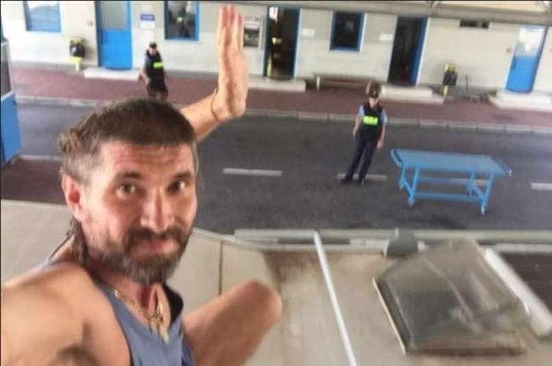 Estonec z vilami napadel carinika in posnel selfie