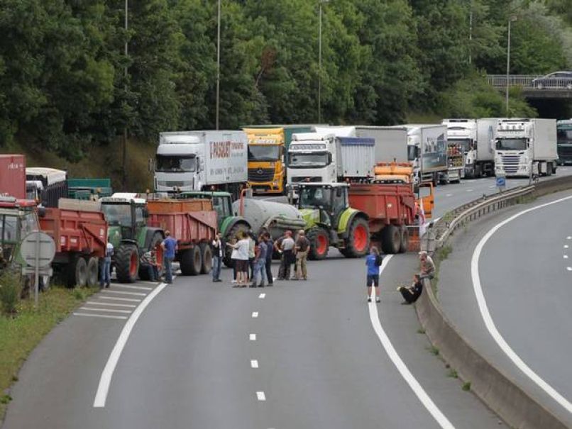 25-Farmer-Blockade-AFP