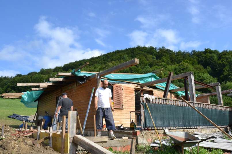 Damir Kozole s pomočjo donatorjev, sosedov in gasilcev že popravlja streho, ki jo je odnesel veter